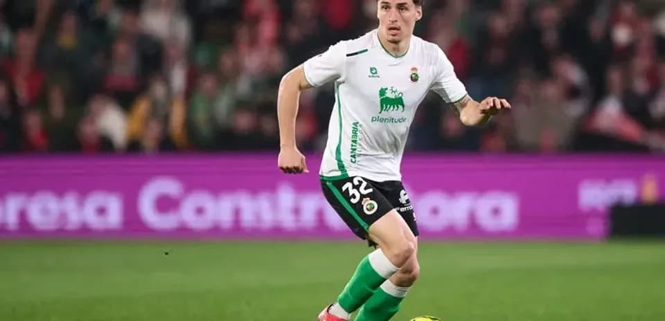Futbolchi to'pni haydashda harakatda