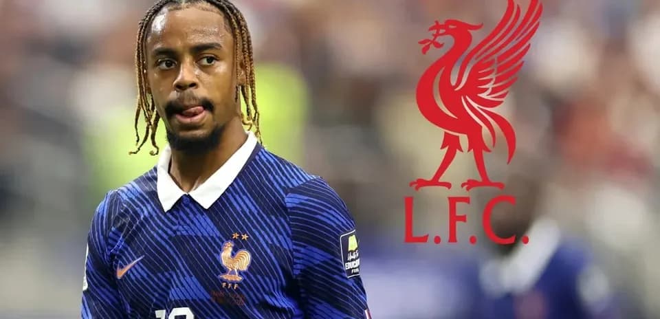 Futbolchi Fransiya formasida, Liverpool logosi fonida
