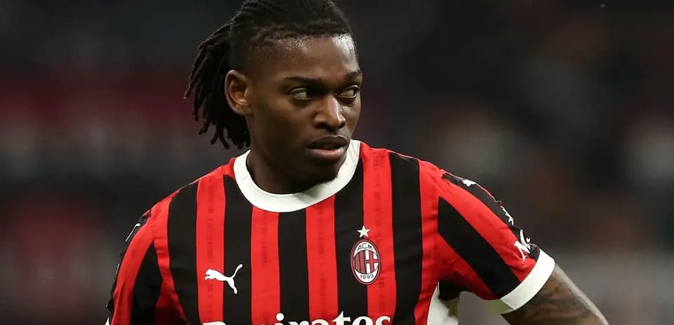 Futbolchi AC Milan formasida maydonda turibdi