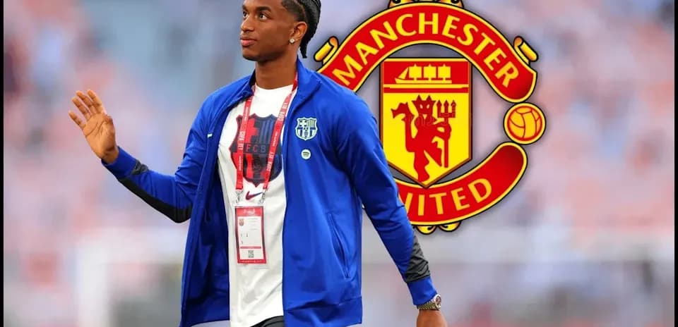 Futbolchi Manchester United logosi oldida yurmoqda