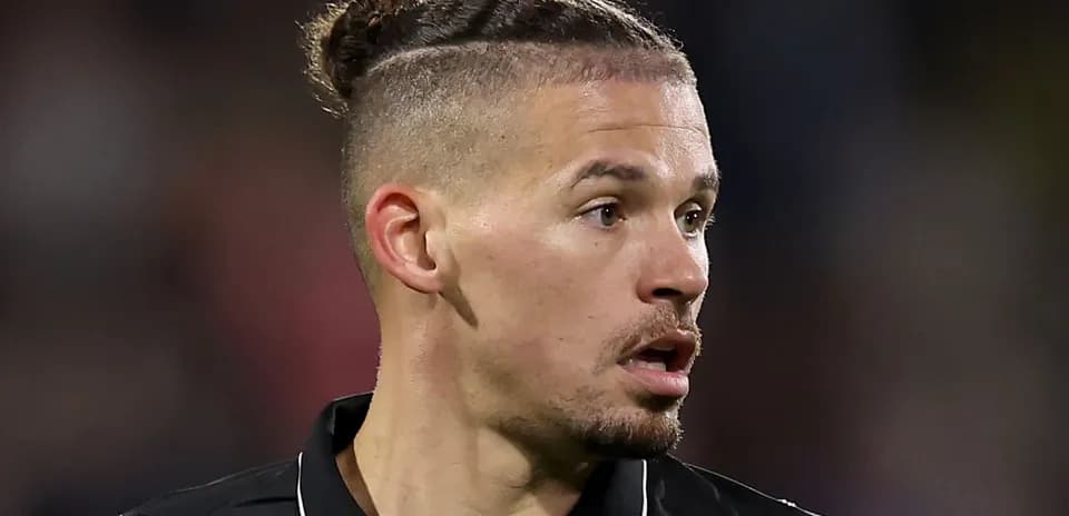 Futbolchi o'yin davomida tomonga qaramoqda