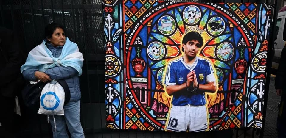 Ayol futbolchi Diego Maradona tasvirlangan rasm