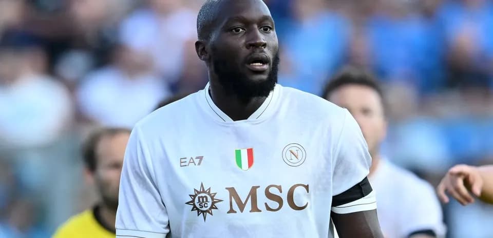 Futbolchi maydonda, Napoli formasi kiygan