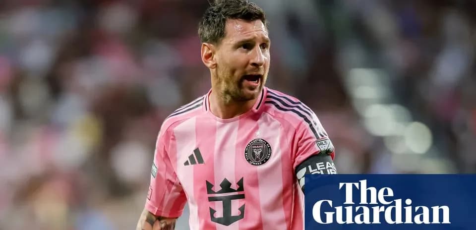 Futbolchi maydonda pink forma kiygan