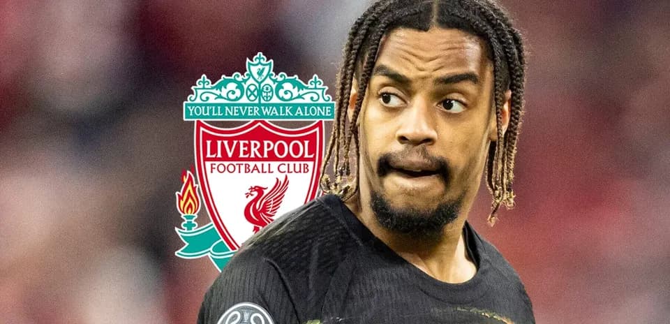 Futbolchi Liverpool emblemasi bilan maydonda