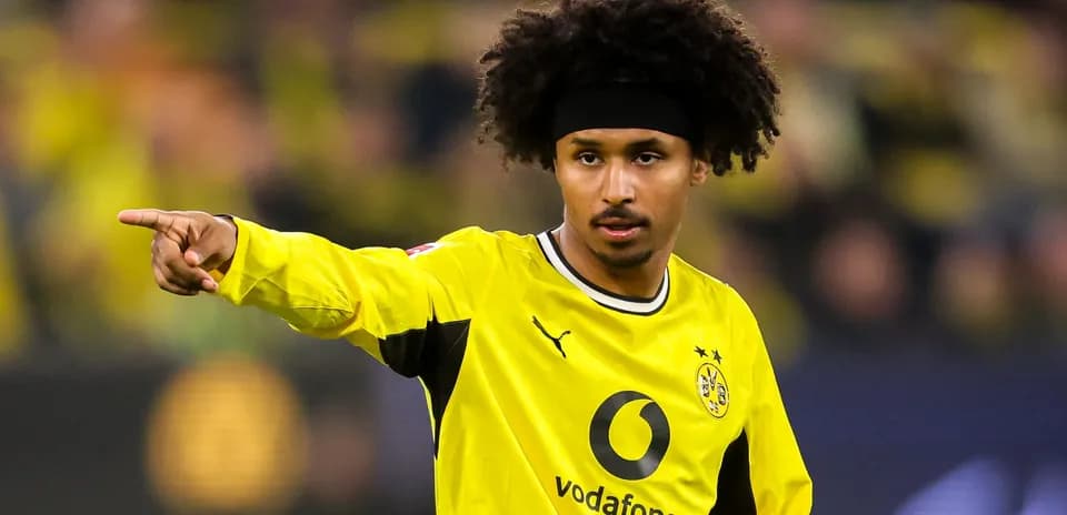 Futbolchi maydonda ko'rsatma berayotgan holatda