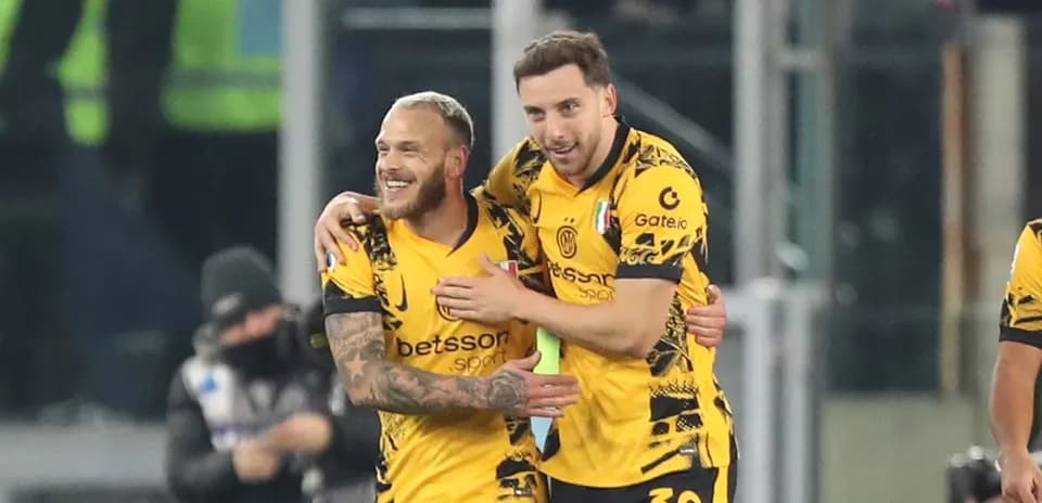 Ikkita futbolchi gollarni nishonlayapti