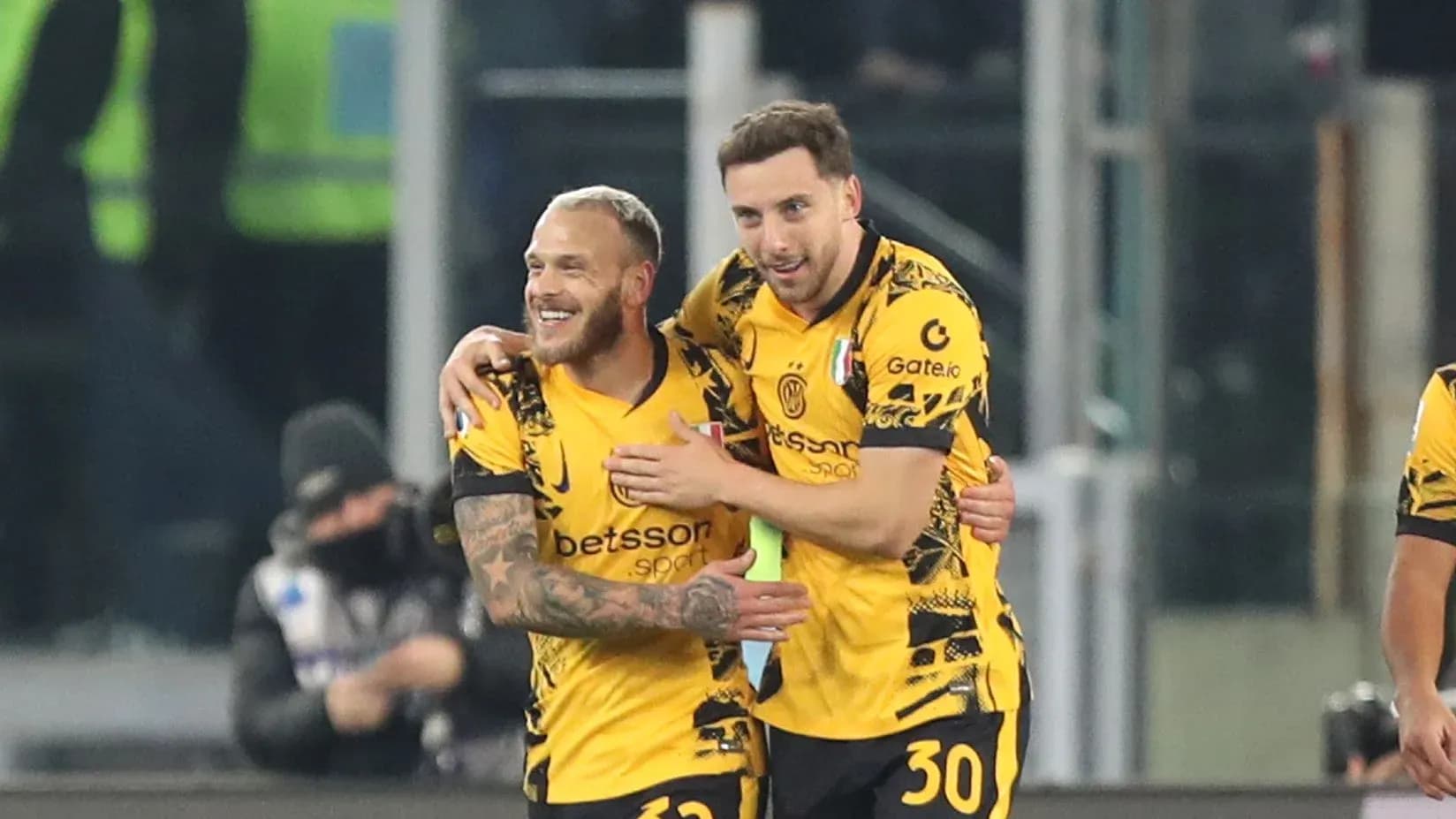 Ikkita futbolchi gollarni nishonlayapti