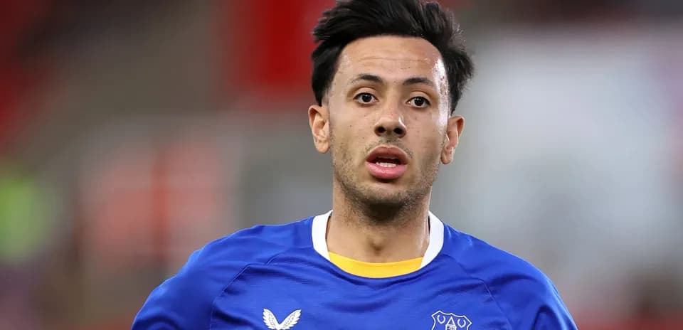 Futbolchi Everton formasi bilan maydonda yurmoqda