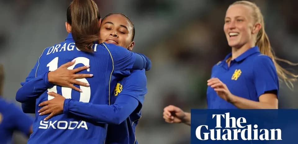 Futbolchilar quchoqlashayotgan paytda raqobatdagi lahza