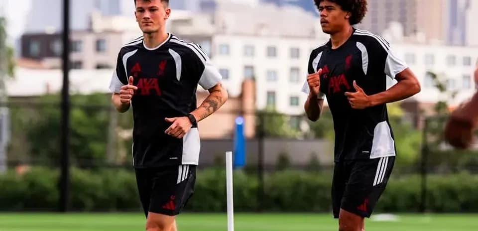 Ikkita futbolchi mashg'ulot maydonida yugurmoqda