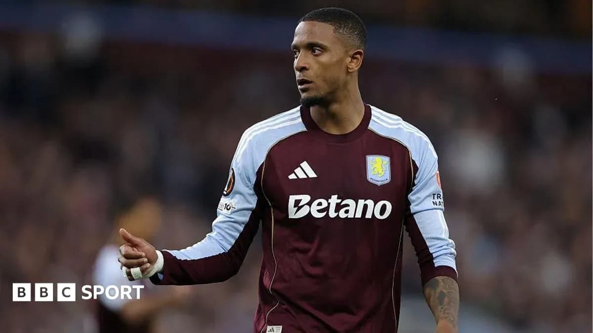 Futbolchi Aston Villa formasida maydonda harakatda