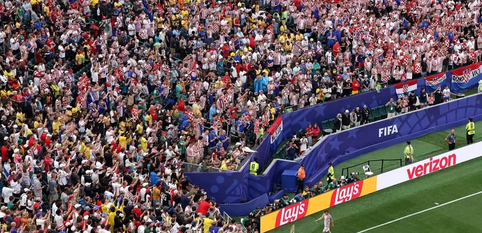 Kroatiya muxlislari stadionda o'yin davomida
