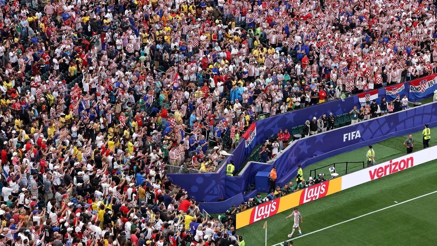 Kroatiya muxlislari stadionda o'yin davomida