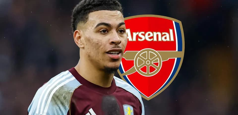 Futbolchi Aston Villa formasida, Arsenal logotipi orqa fondida