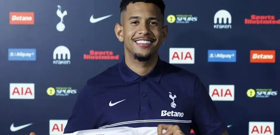 Futbolchi yangi formasini ko'rsatmoqda