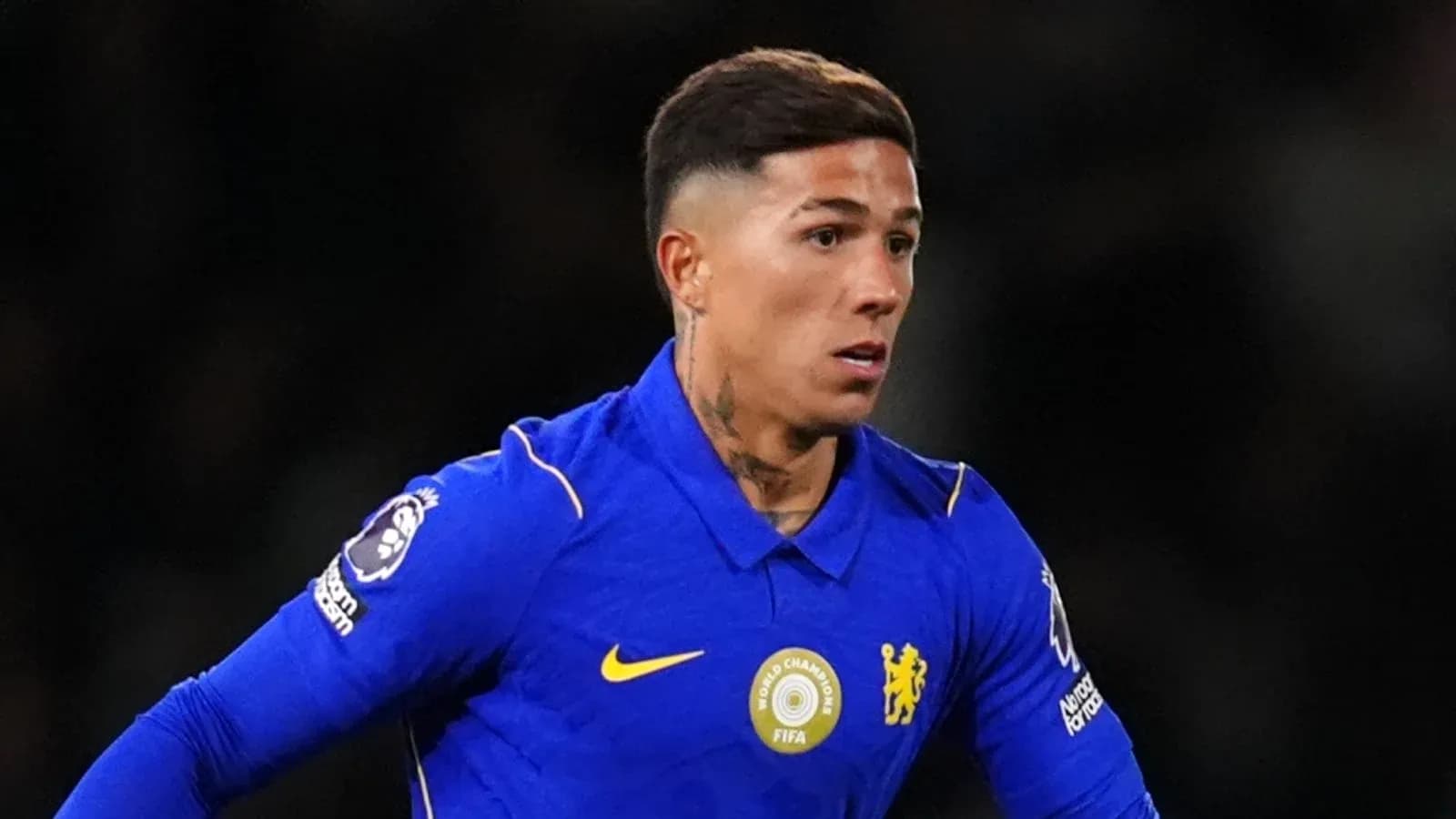 Futbolchi Chelsea formasida maydonda harakatda