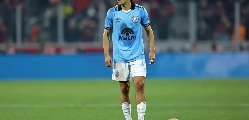 Futbolchi maydonda to'pga qarab turibdi