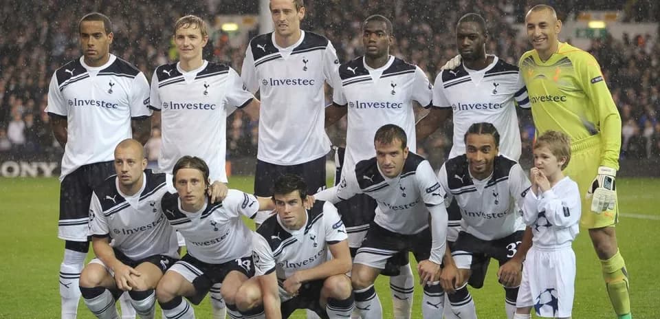 Tottenham Hotspur team posing for photo before match