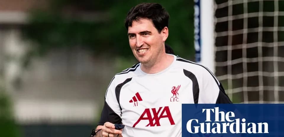 Murabbiy LFC formasida maydon bo'ylab yurmoqda