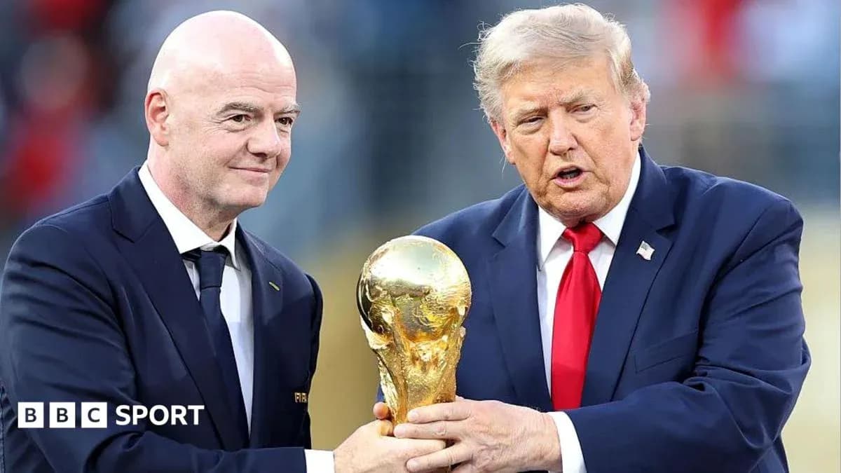 Gianni Infantino and Donald Trump with World Cup trophy