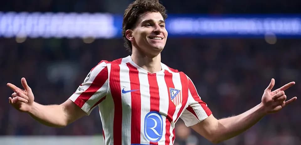 Futbolchi gollik harakat bilan maydonda