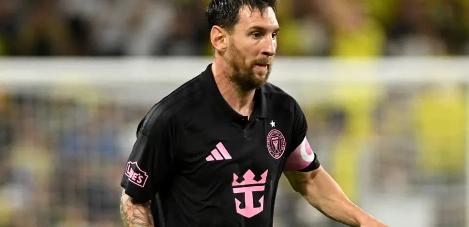 Futbolchi qora formada harakatlanmoqda