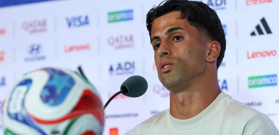 Futbolchi matbuot anjumanida so'zlayapti