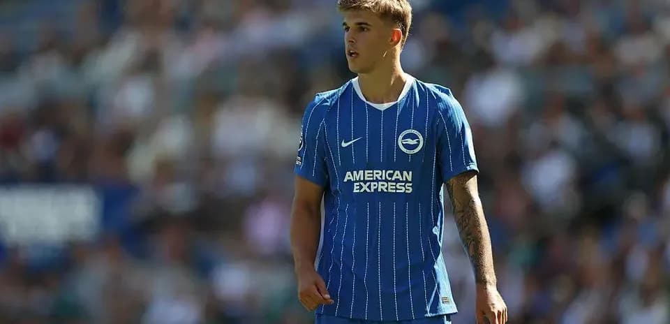 Futbolchi Brighton formasi bilan maydonda turibdi