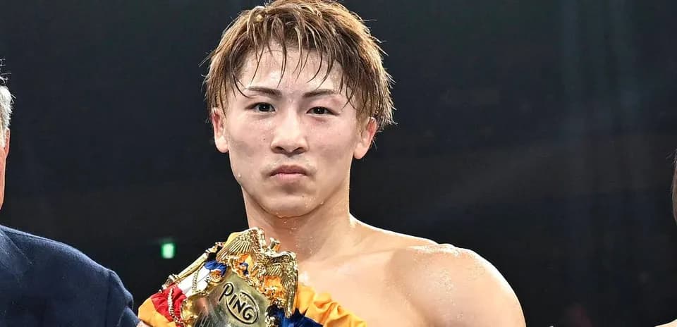 Bokschi chempioni medalni ushlayotgan sportchi