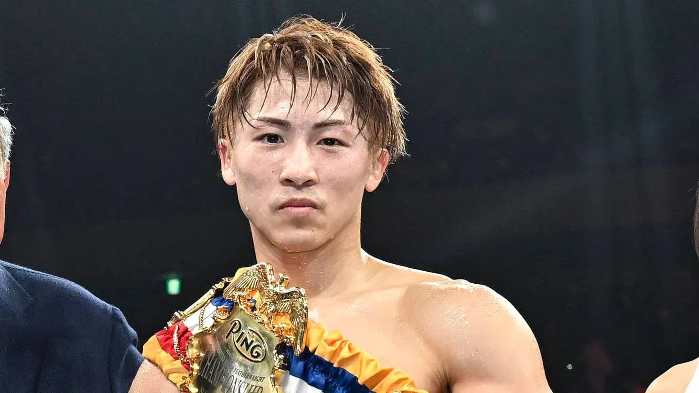 Bokschi chempioni medalni ushlayotgan sportchi