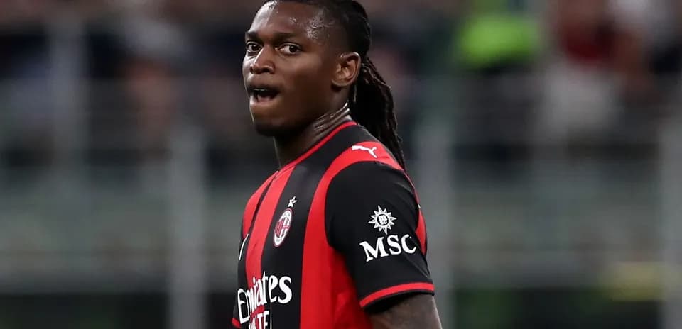 Futbolchi AC Milan formasida maydonda turibdi