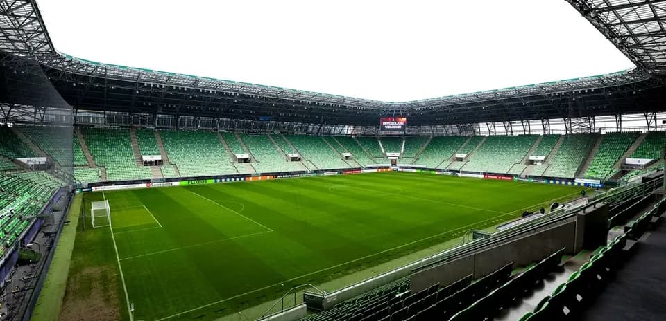 Bo'sh futbol maydoni va tomoshabin o'rindoshlari