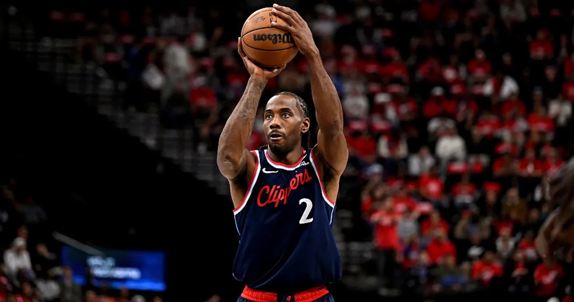 Kawhi Leonard shooting a basketball during game