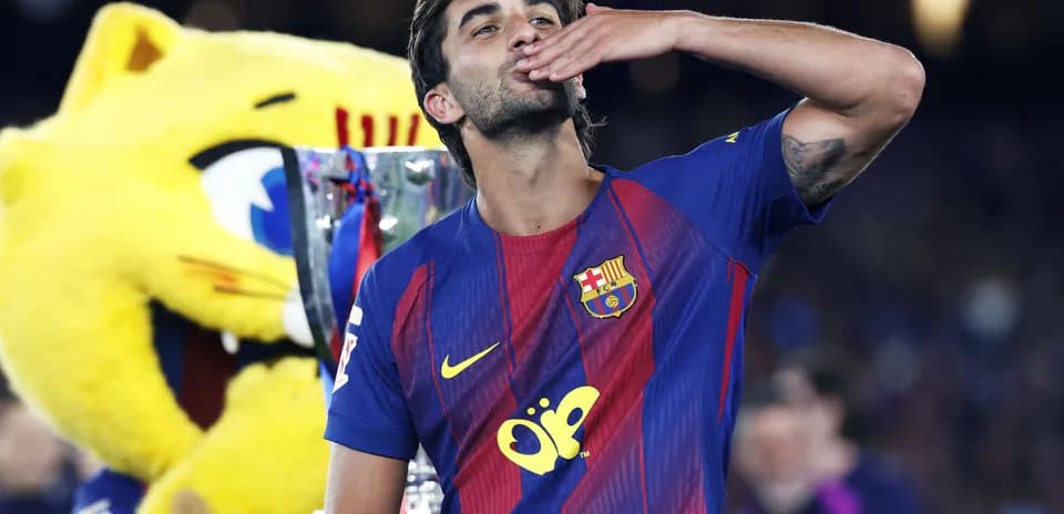 Futbolchi mukofot bilan tabriklayapti