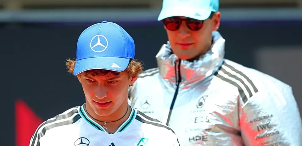 Ikkita shaxs Mercedes brendida sport kiyimida