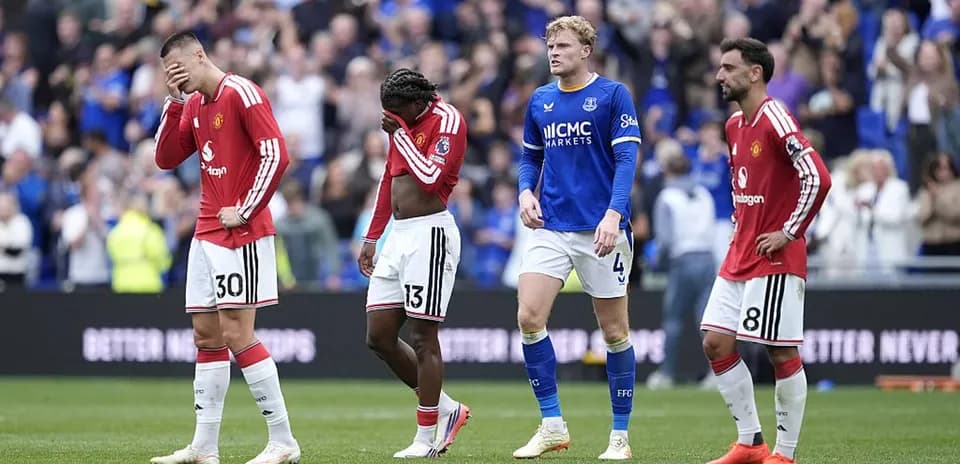 Manchester United players walking off the pitch disappointed