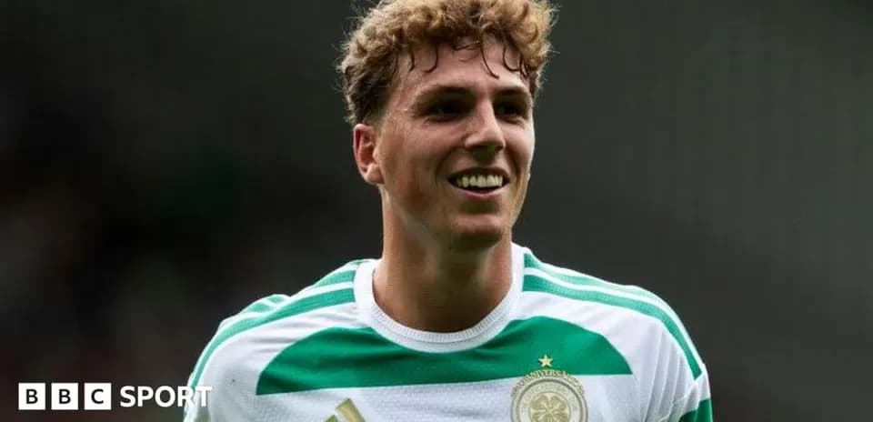 Futbolchi kul rangli formada tabassum bilan