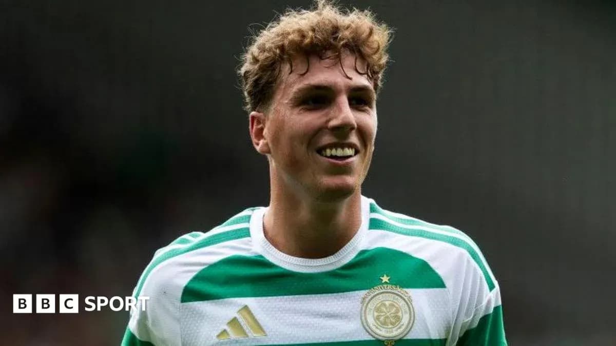 Futbolchi kul rangli formada tabassum bilan