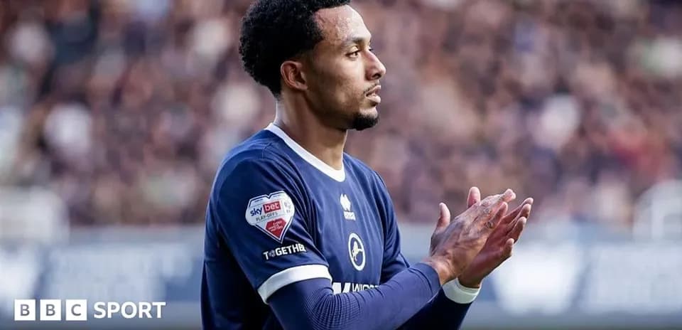 Futbolchi o'yin davomida qo'llarini chalmoqda