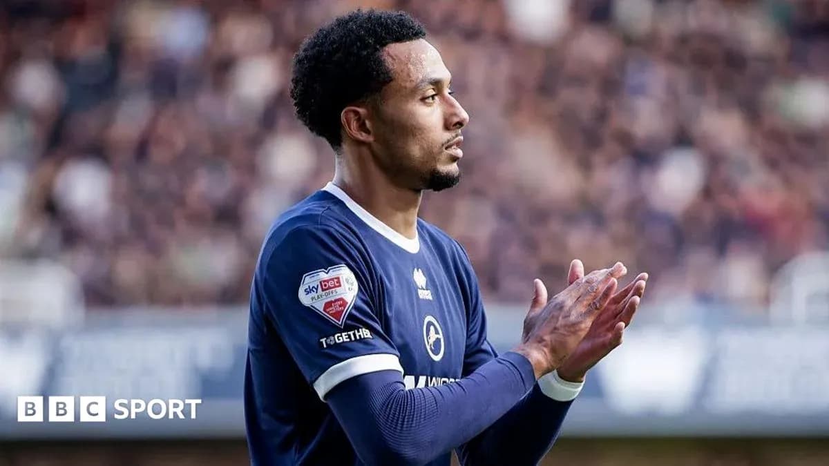 Futbolchi o'yin davomida qo'llarini chalmoqda