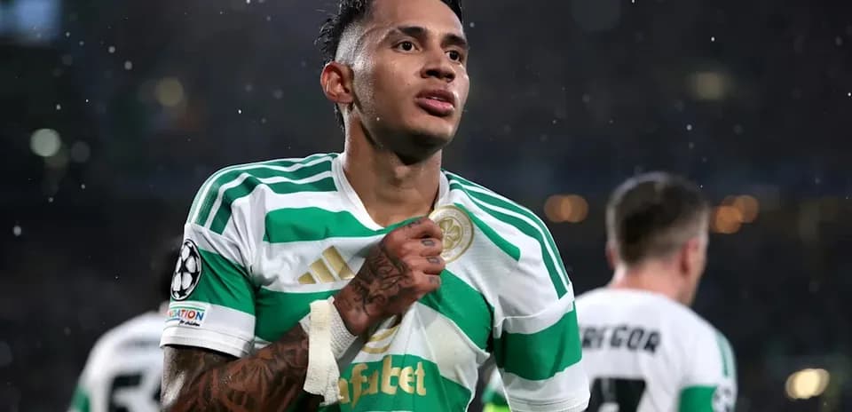 Futbolchi jamoasi formasida g'alaba nishonlayapti