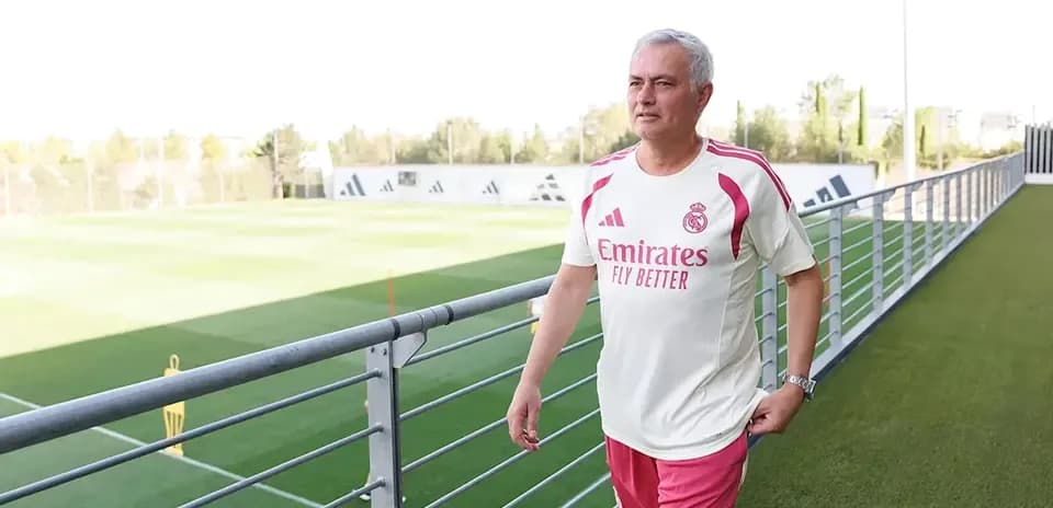 Murabbiy futbol maydonida yurib kelmoqda