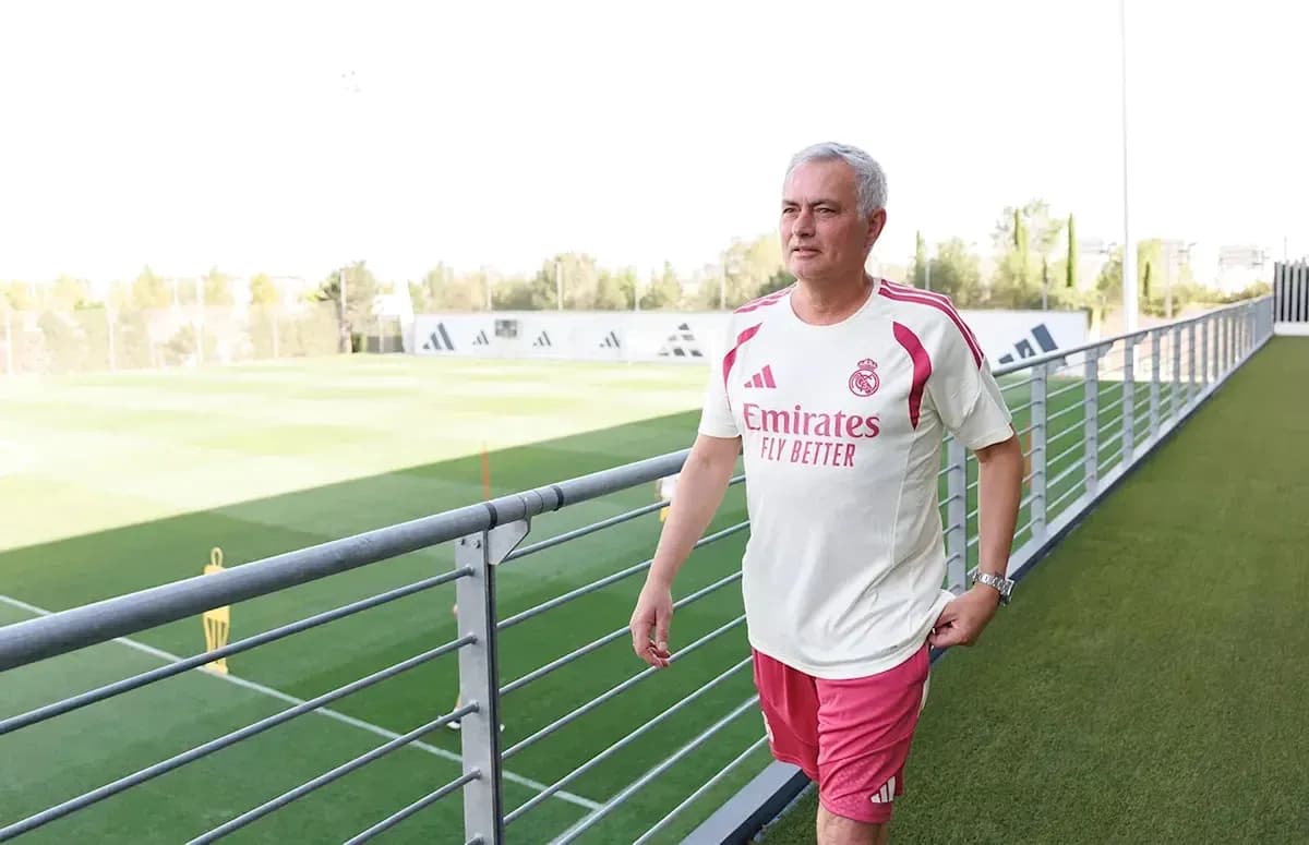 Murabbiy futbol maydonida yurib kelmoqda