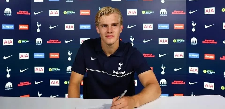 Futbolchi transfer imzosi bilan o‘tiribdi