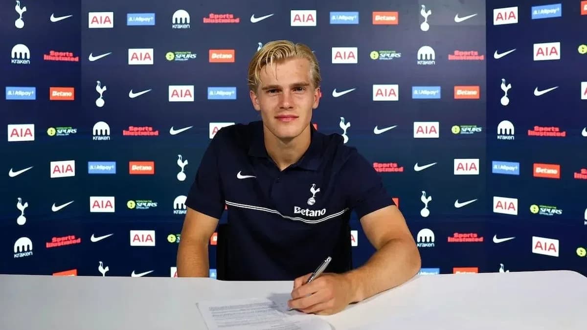 Futbolchi transfer imzosi bilan o‘tiribdi