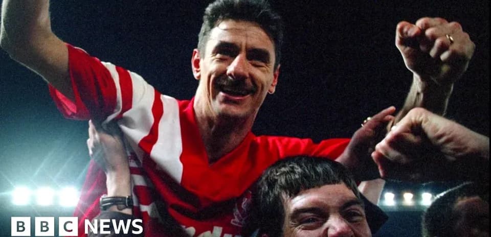 Futbolchi tomoni bilan muxlislar ko'tarilgan holatda