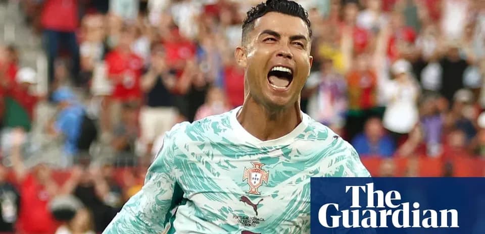 Futbolchi gol urganidan keyin nishonlayapti
