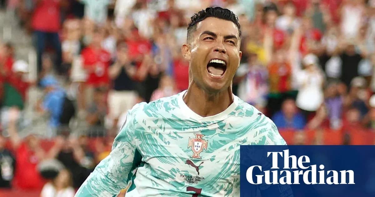 Futbolchi gol urganidan keyin nishonlayapti