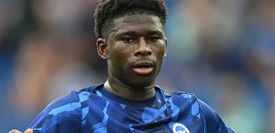 Futbolchi maydonda harakatda, Brighton formasi kiygan